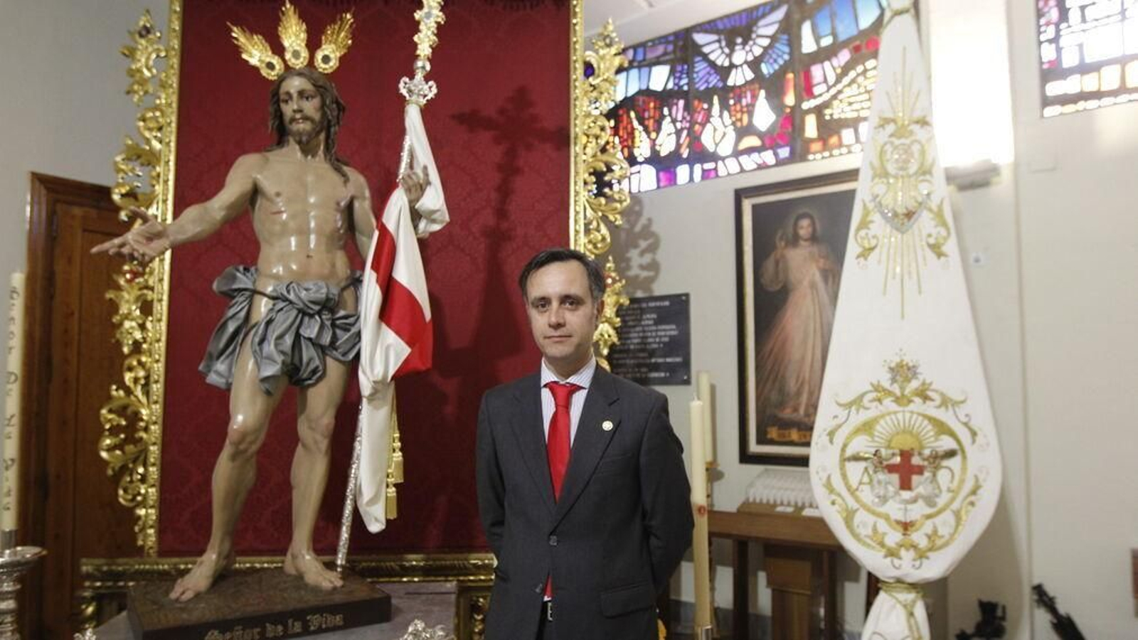 El escultor José María Leal junto a su obra, el Señor de la Vida.