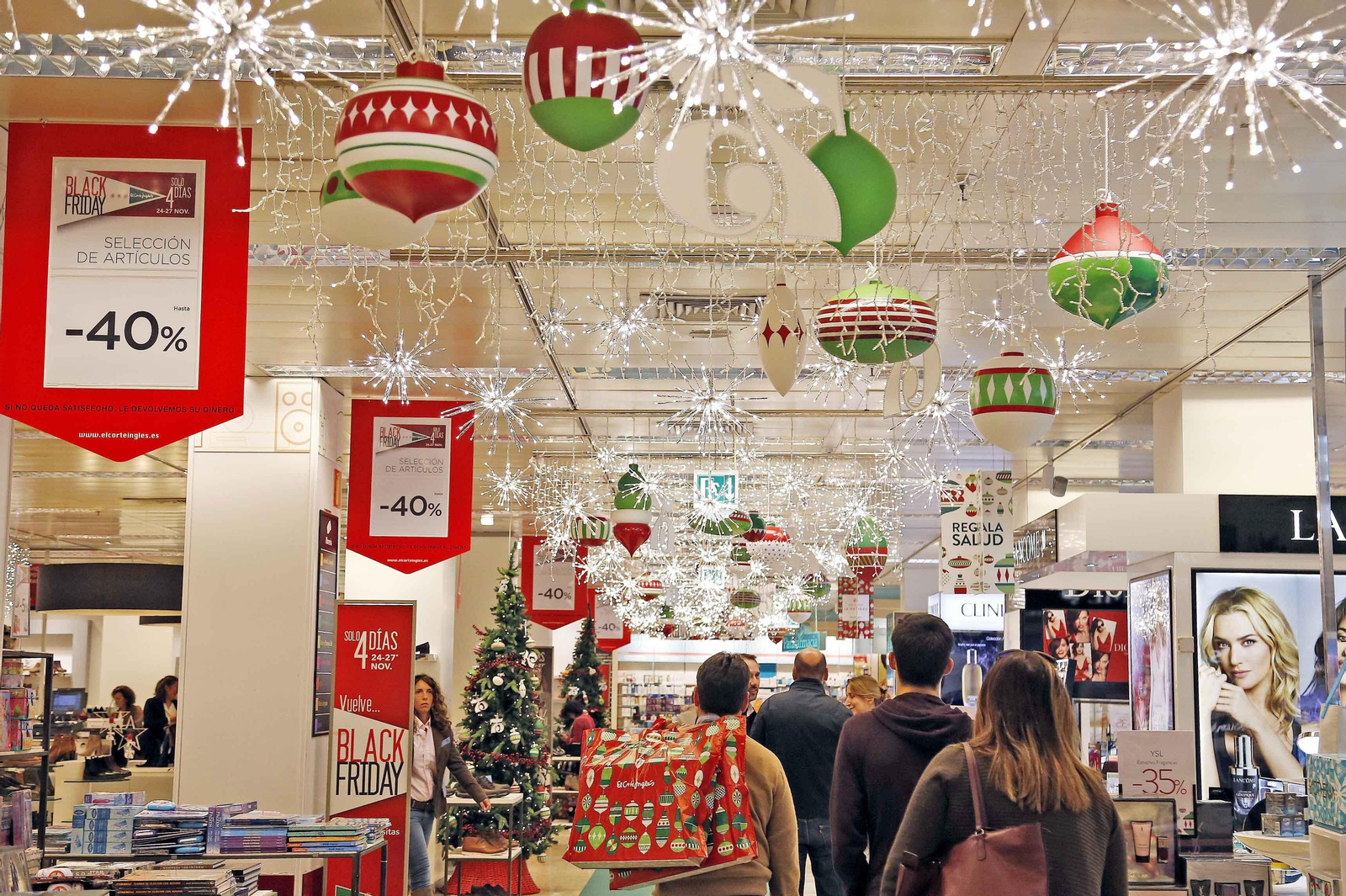 Interior de El Corte Inglés en una pasada edición del Black Friday.