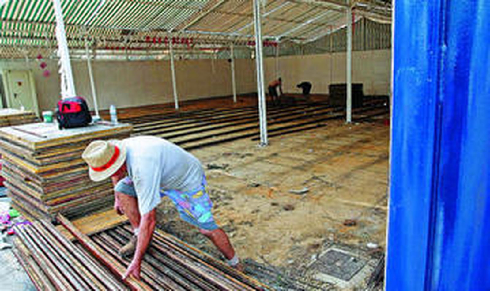 Un trabajador desmonta la estructura de una caseta, ayer.