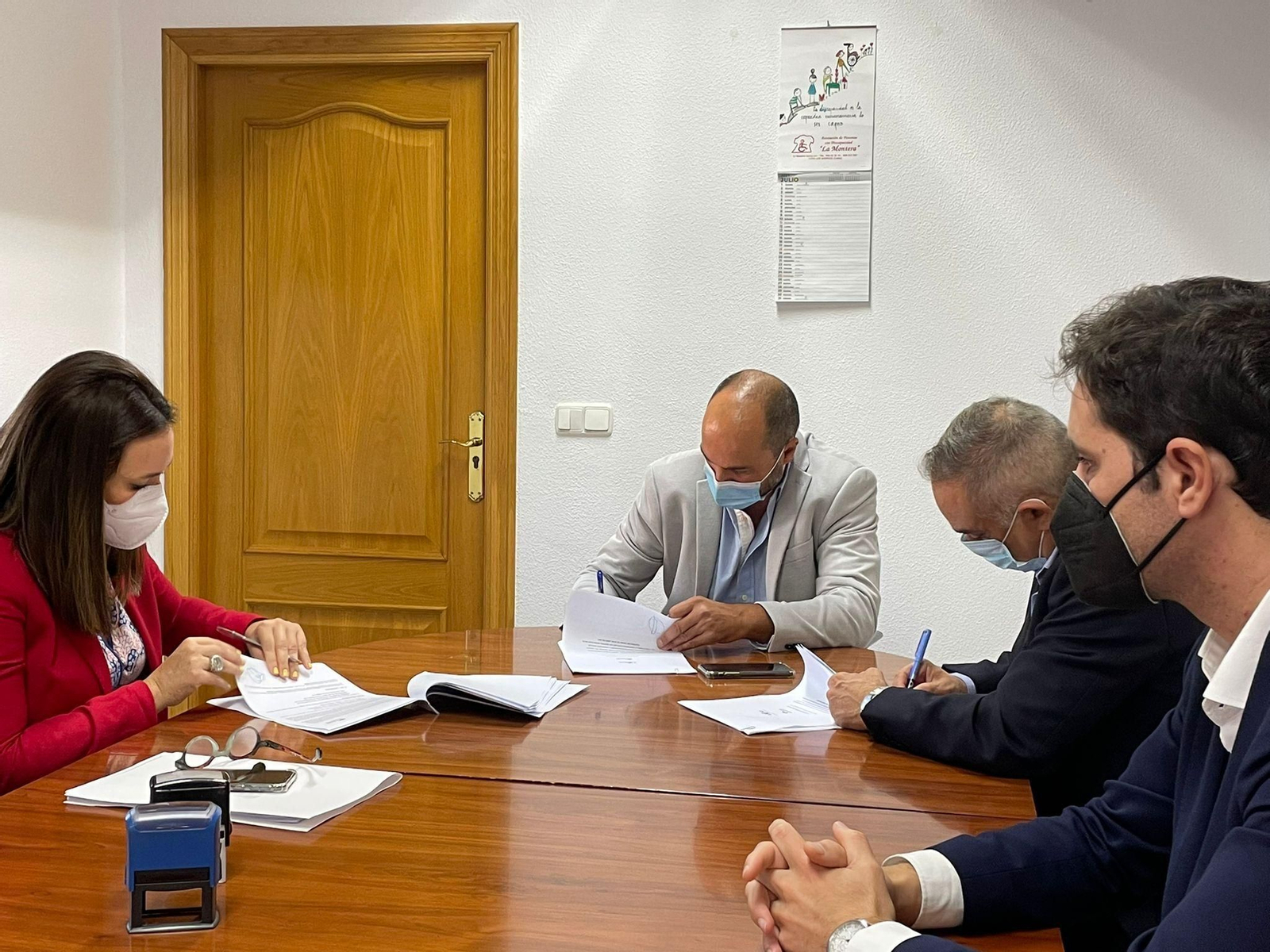 Miguel Alconchel firma la póliza de unificación de los préstamos de los fondos de ordenación