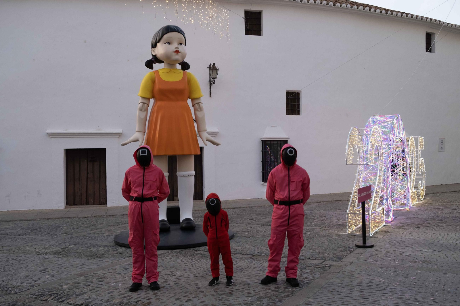 Personajes de la serie junto a la plaza de toros