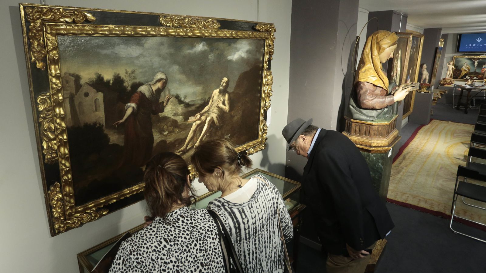 Clientes observando el cuadro de Murillo 'La paciencia de Job'.