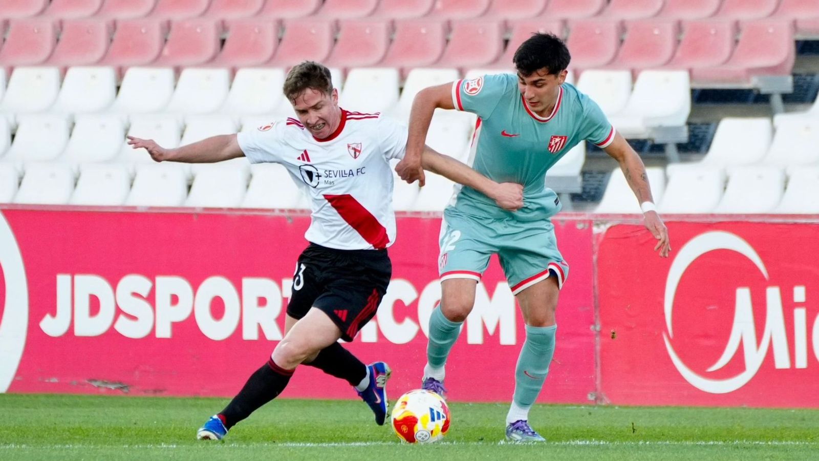 Isra pugna por el balón en el encuentro ante el Atlético Madrileño.