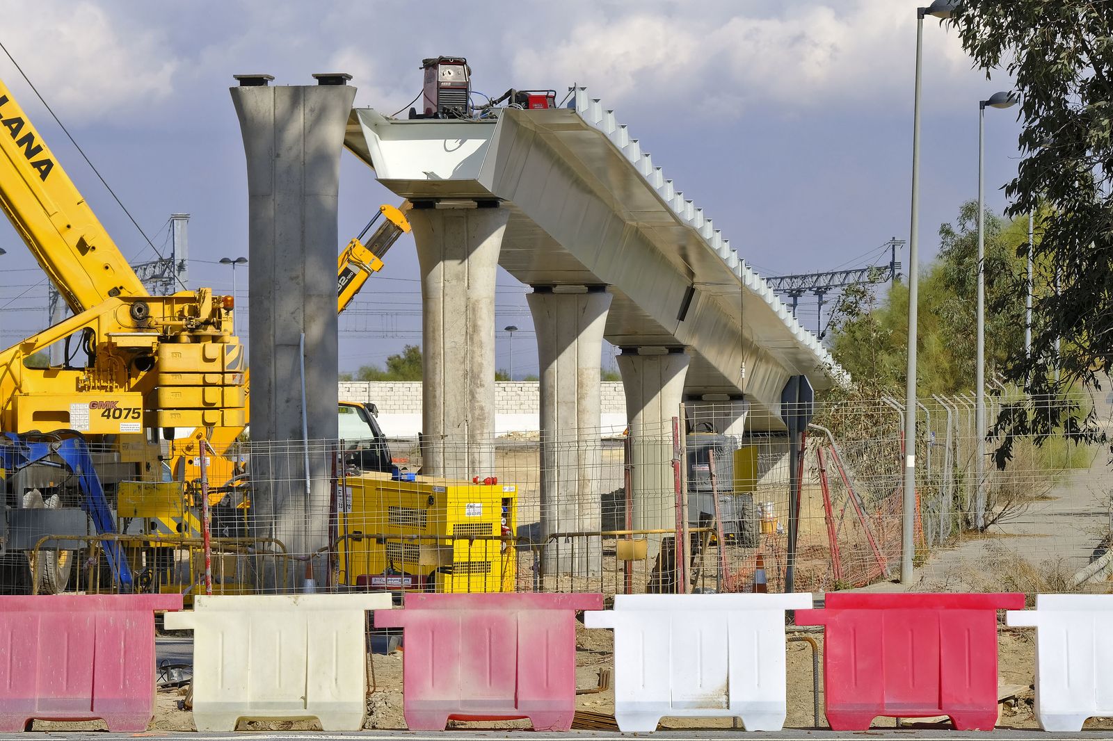 Imagen del avance de la pasarela con los pilotes ya fijados.