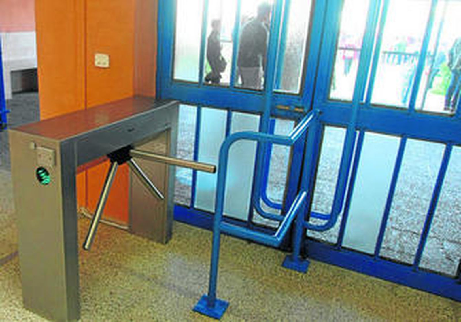 Imagen del torno de entrada instalado en el IES García Lorca.