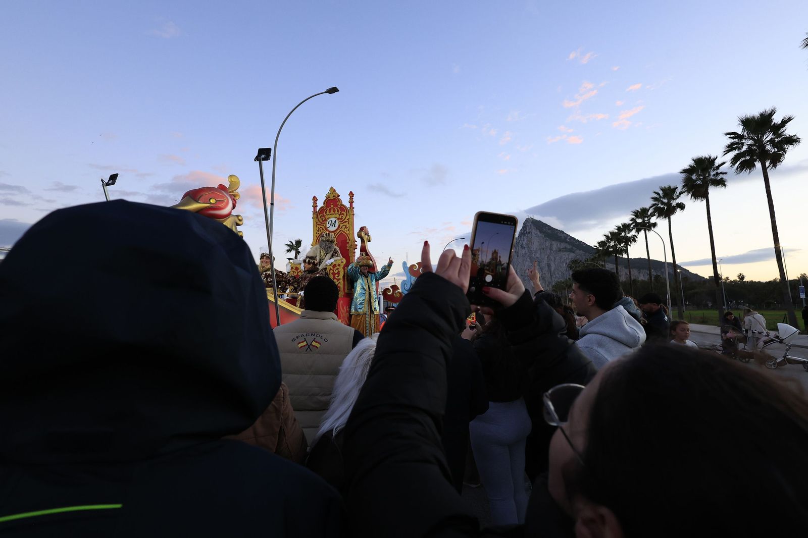 Búscate en las fotos de la cabalgata de Reyes Magos 2026 en La Línea