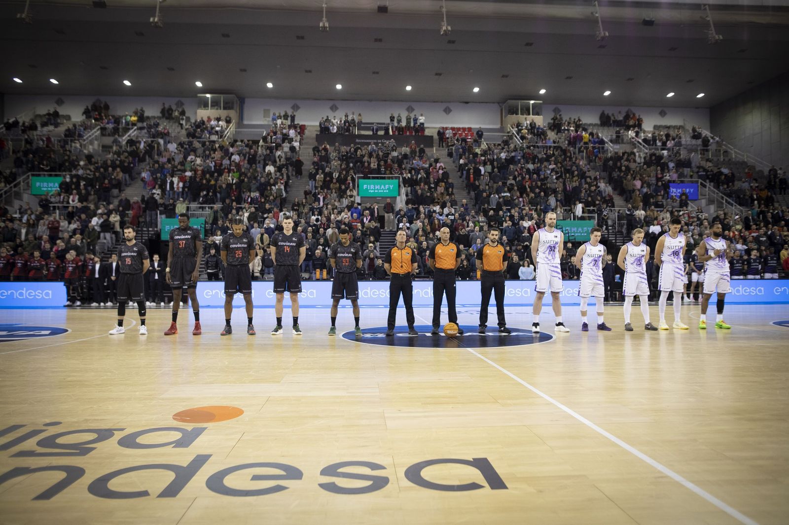 Formación del Covirán Granada antes de un partido en casa del equipo