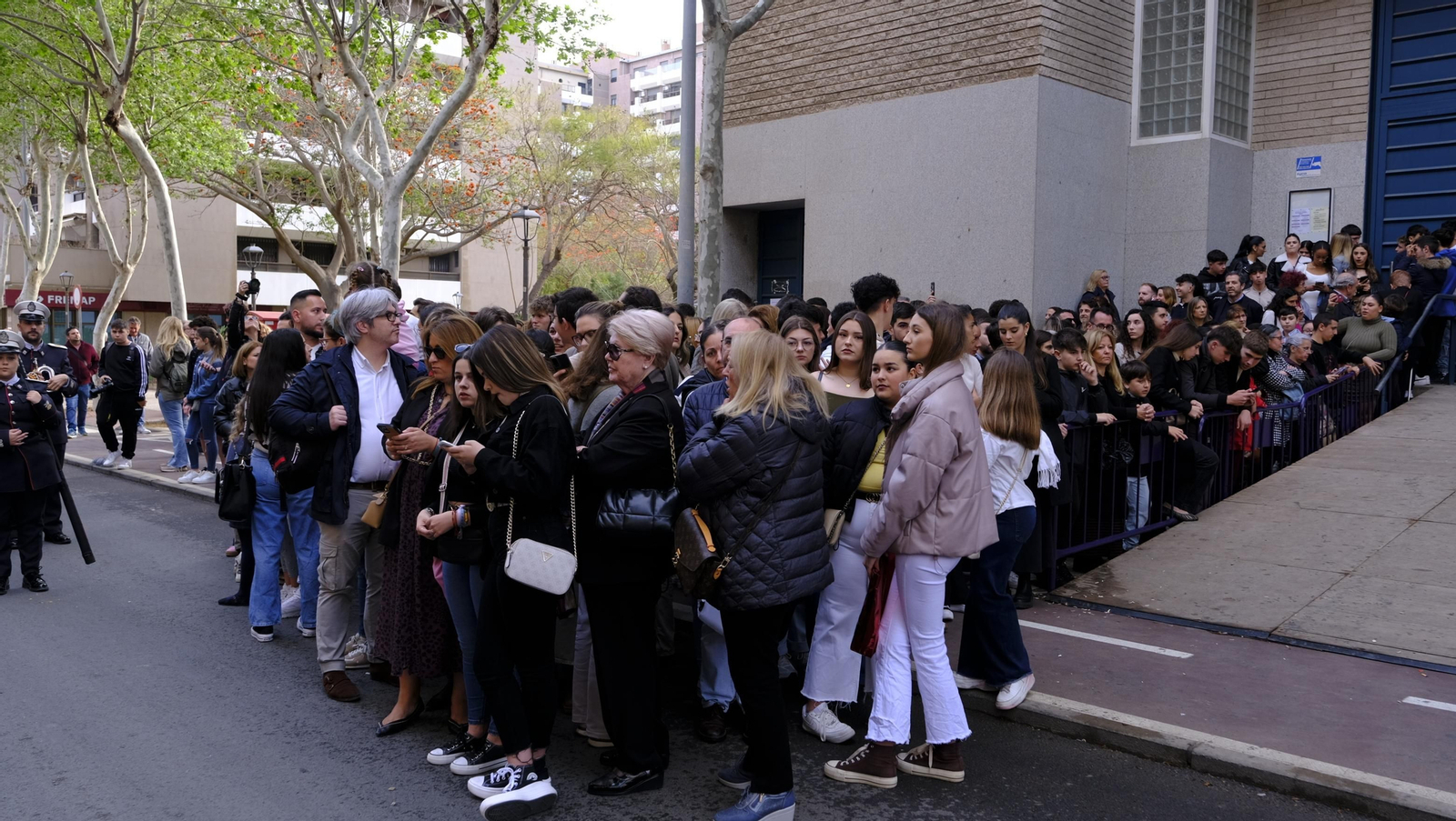 Pasión vuelve a su Iglesia de Santa Teresa azotada por la lluvia