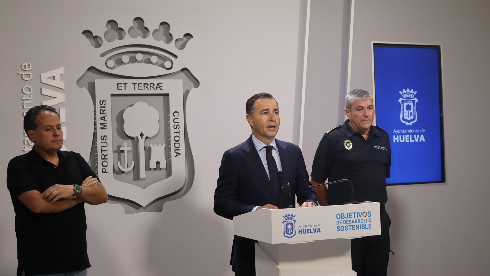 Felipe Arias, junto a Rafael Acevedo (izquierda), presidente de Bareca, y Rafael Mora (derecha), superintendente jefe de la Policía Local.