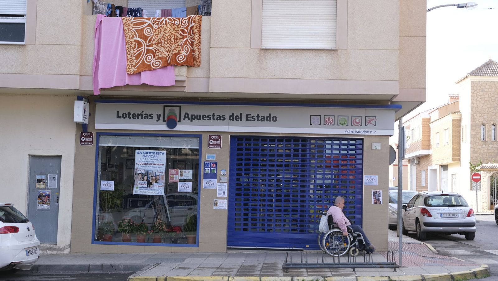 La lluvia de millones de la Lotería de Navidad llega a Roquetas, Las Norias, Las Cabañuelas y a Almería, en fotos