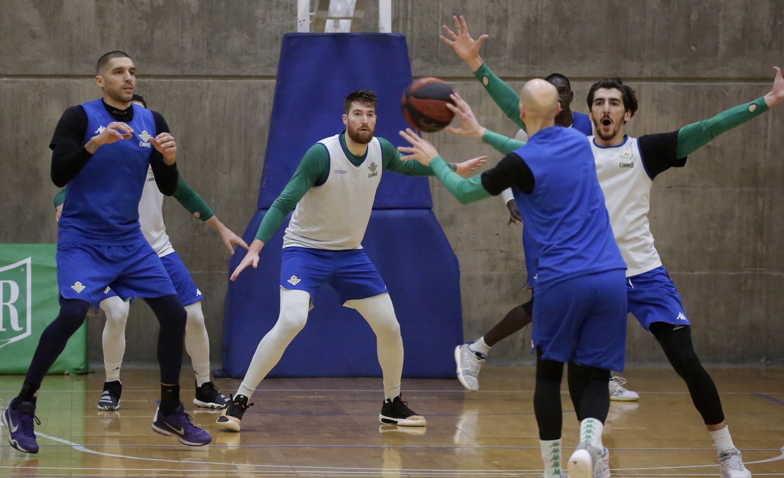 Whittington, en el centro de la imagen, defiende a Nacho Martín en un ataque mandado por Oliver.