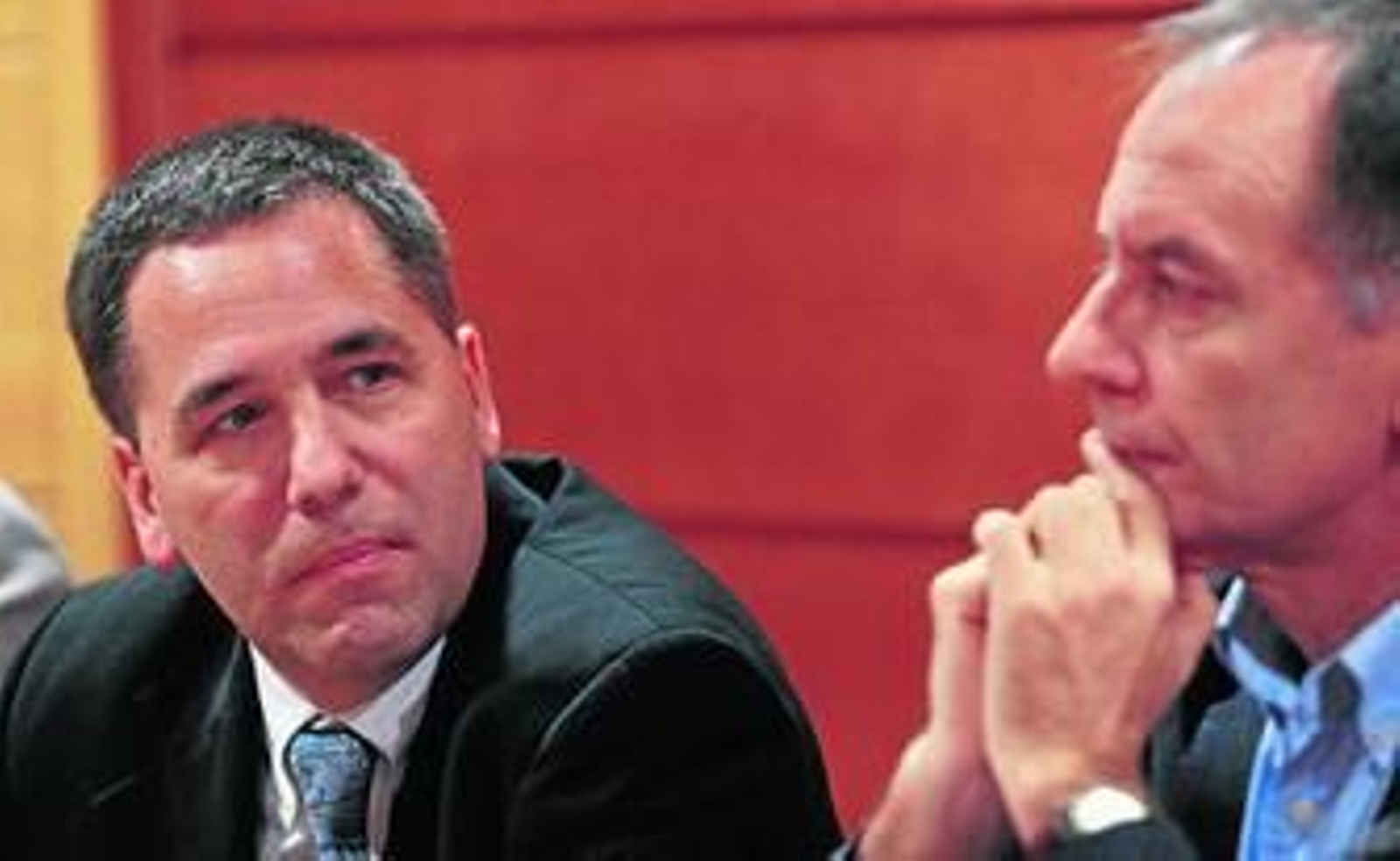 Mark Aldrich observa a Antonio Soler, ayer, en la conferencia.