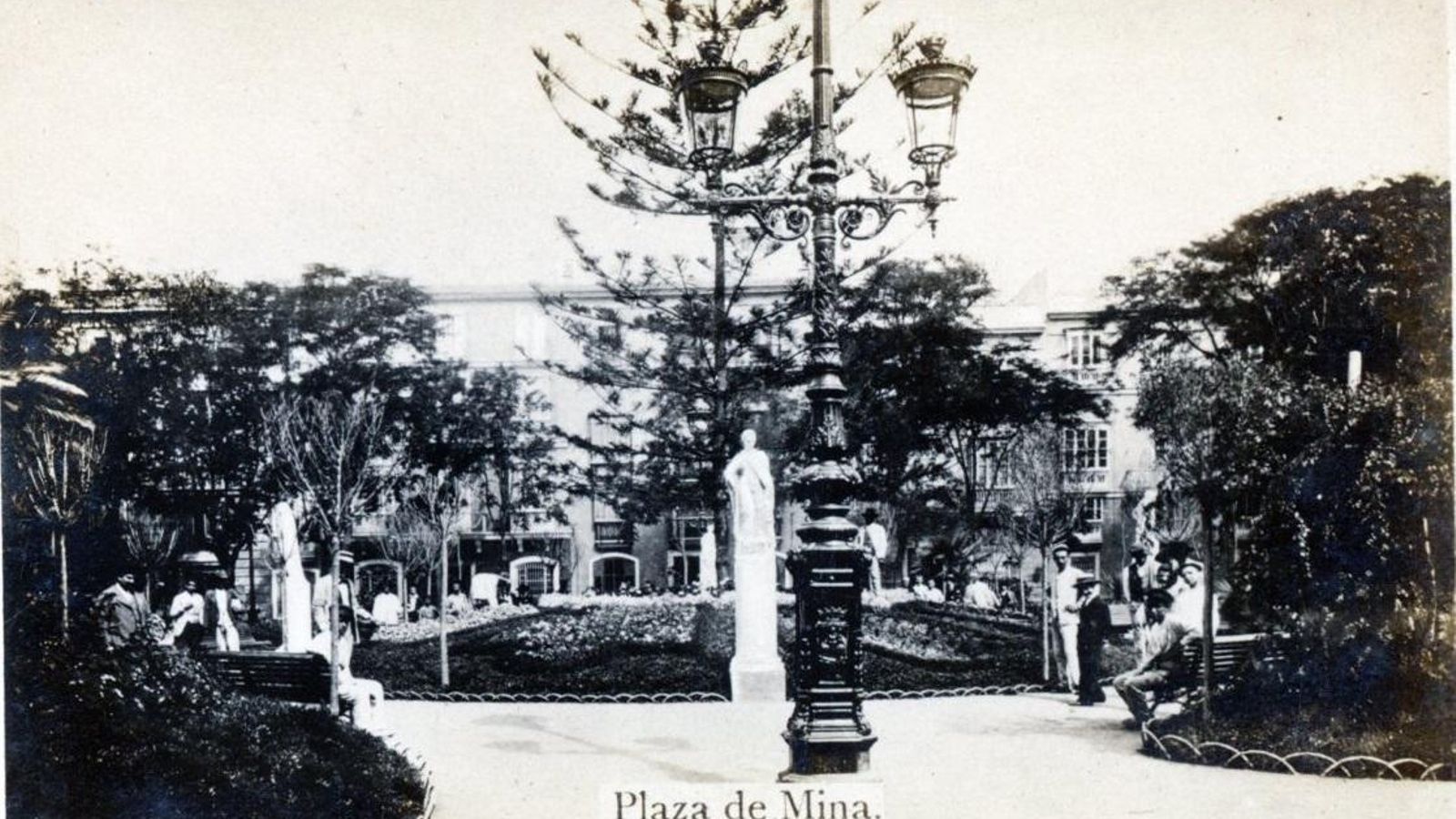 Fotografía de Rocafull de 1892 en que vemos el macizo central con la araucaria y las esculturas de las estaciones, mirando hacia el Colegio de Arquitectos, entonces Hotel de