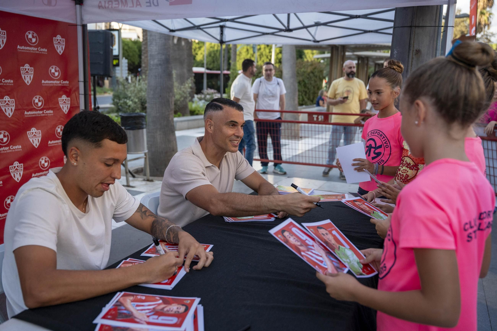 Los jugadores de la UDA Thalys y Andrés firman autógrafos