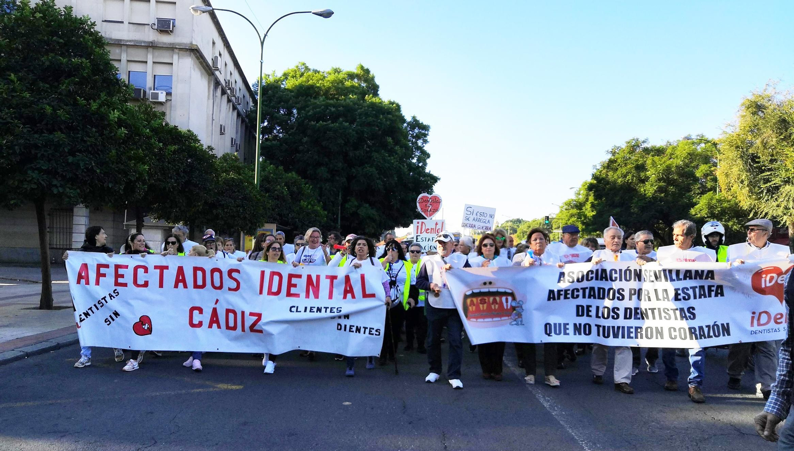 Imagen de la reciente manifestación de las plataformas de las provincias de Cádiz y Sevilla por la capital andaluza. Imagen de la reciente manifestación de las plataformas de las provincias de Cádiz y Sevilla por la capital andaluza.