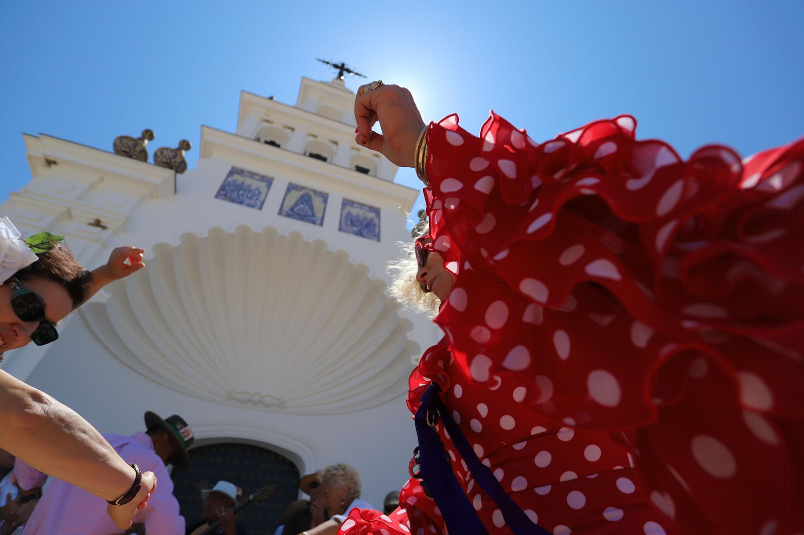 Baile por sevillanas rociera en las puertas del santuario de El Rocío