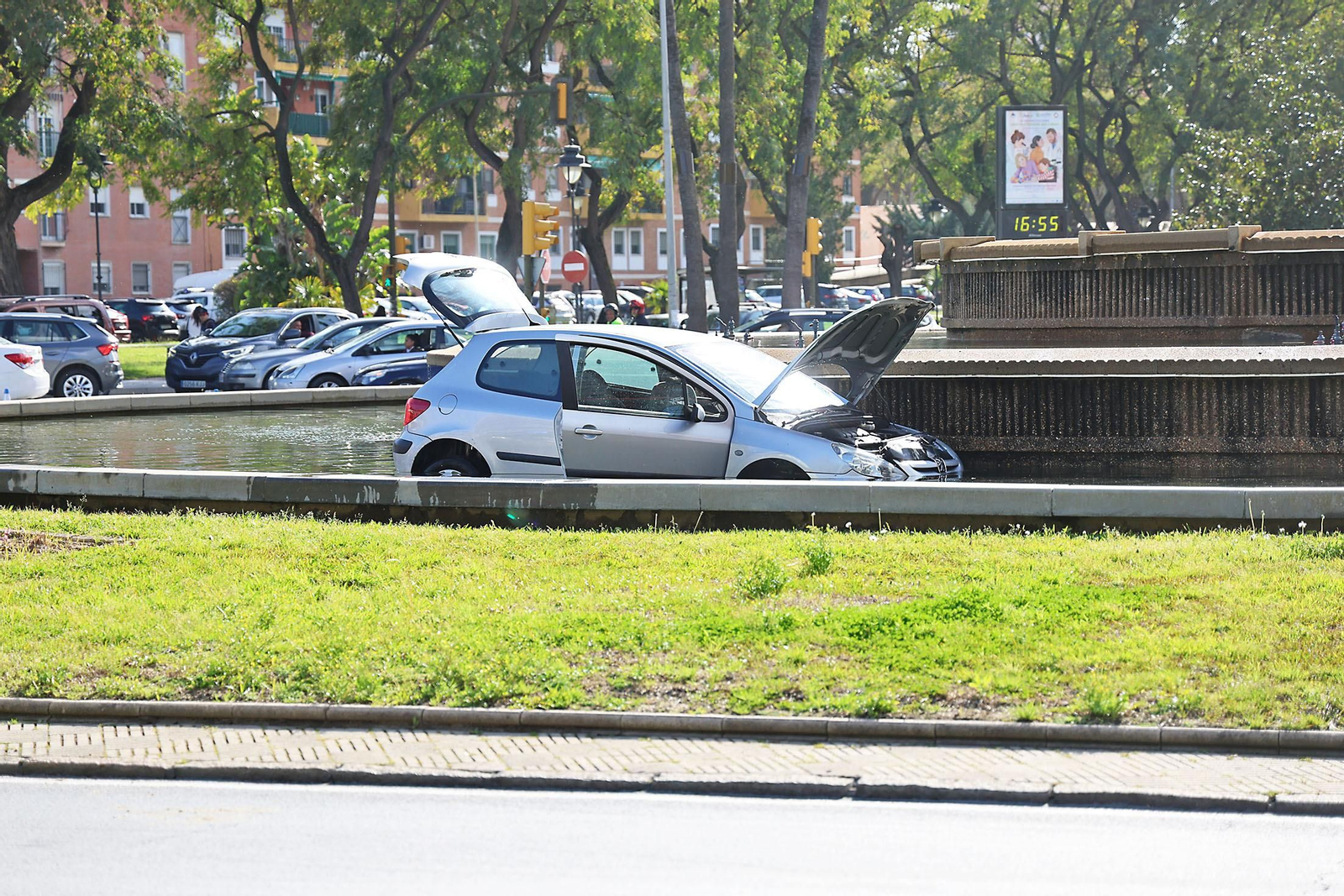 Las espectaculares imágenes de un coche accidentado que acabó en la fuente de la Avenida de Andalucía