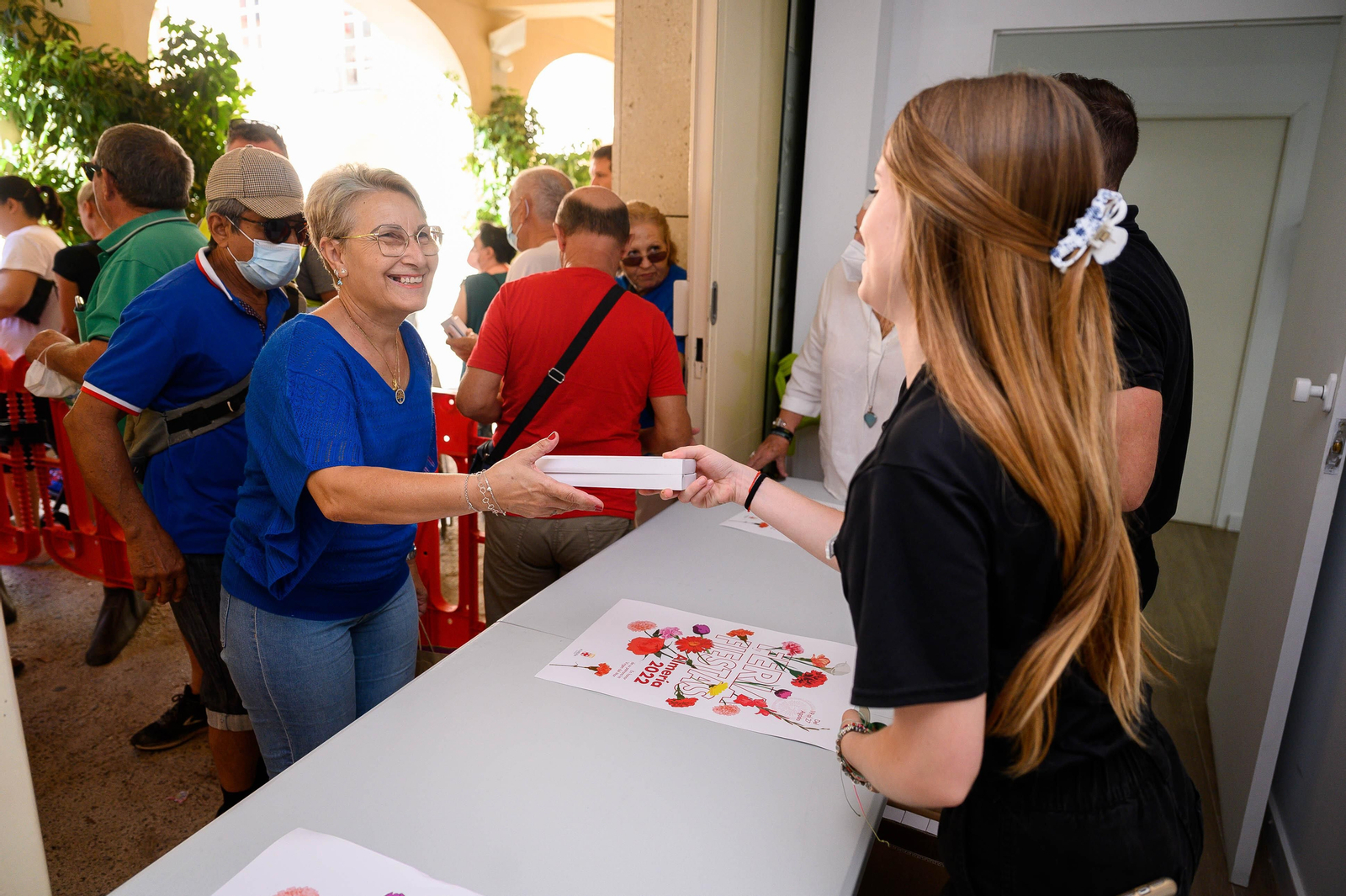 Una mujer recoge el tradicional abanico en la Feria de Almería del pasado año