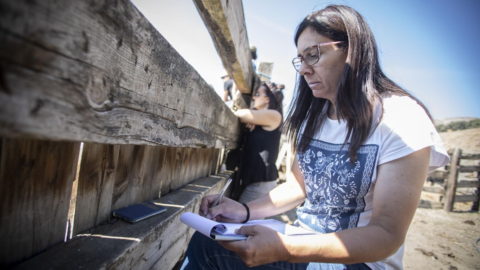 La ganadera Julia Miralles tomando nota durante la tienta de tres erales