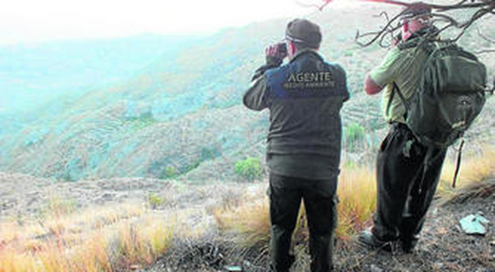 Los Agentes de Medio Ambiente durante las labores de vigilancia 24 horas que realizan en las sierras durante la temporada cinegética.