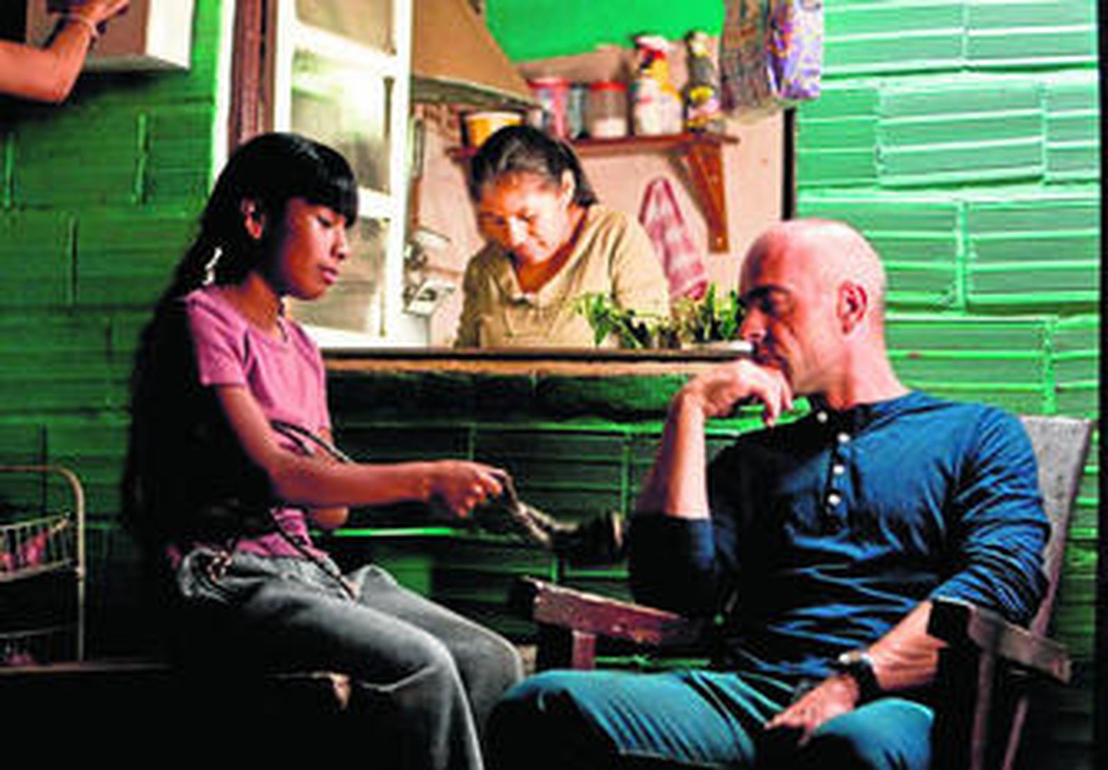 Luis Tosar encabeza el reparto de la nueva película de Icíar Bollaín: 'También la lluvia'.