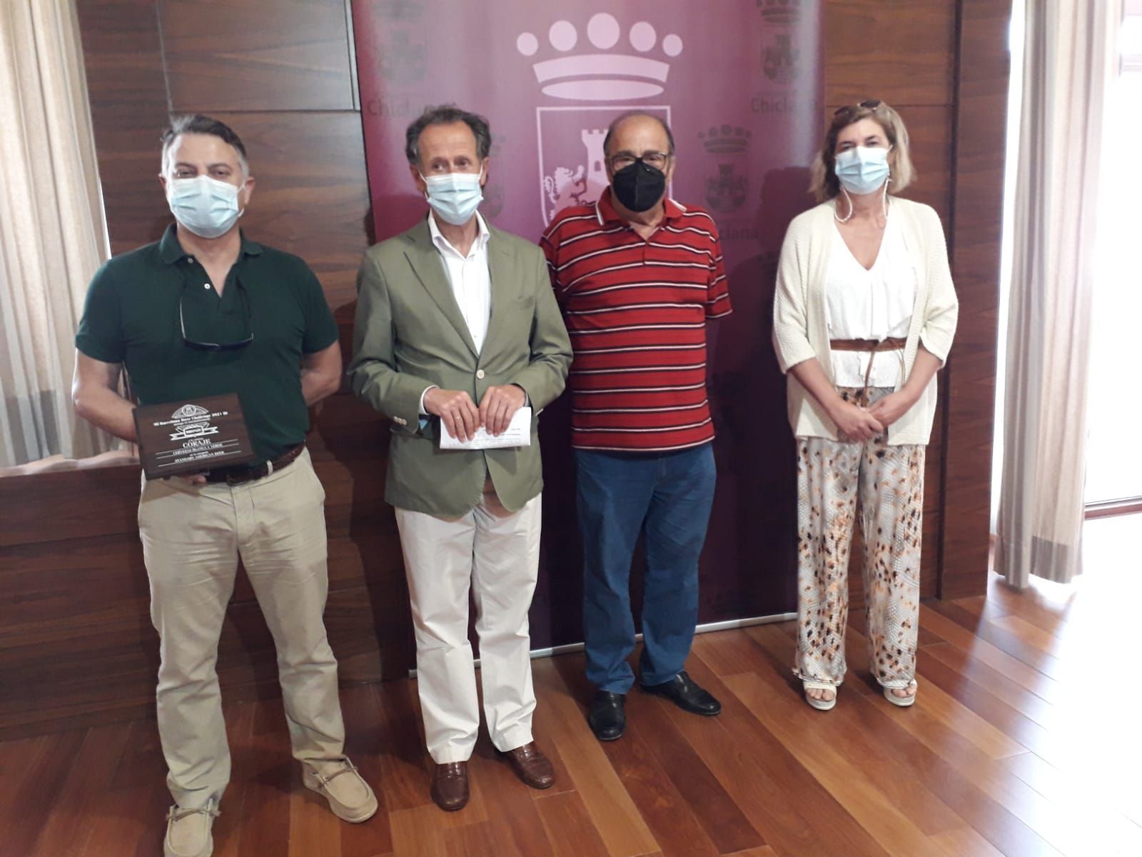 Acto celebrado en el Salón de Plenos con la presencia de los responsables municipales y de la firma galardonada