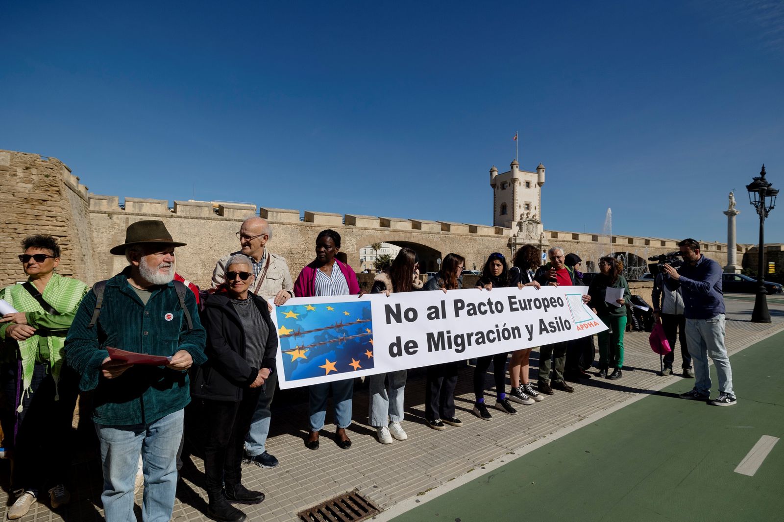 Miembros de la Apdha, concentrados esta mañana ante la Subdelegación del Gobierno en Cádiz.