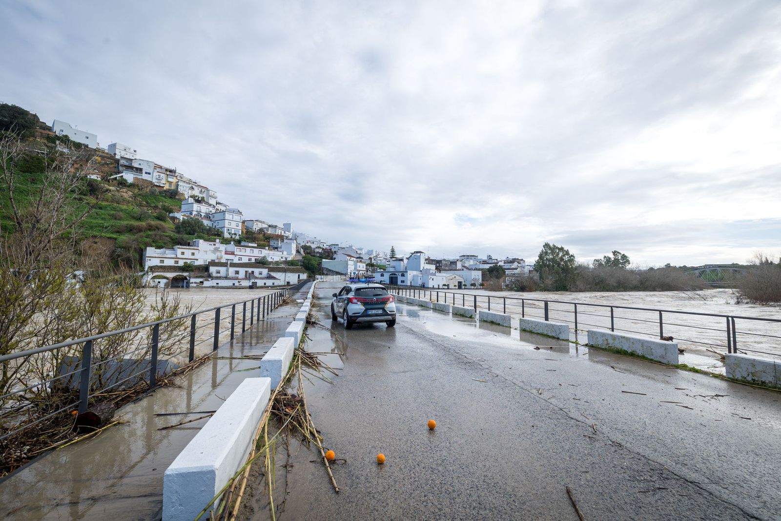 Las imágenes de las inundaciones en Arcos: la espectacular crecida del río Guadalete por la apertura de las presas