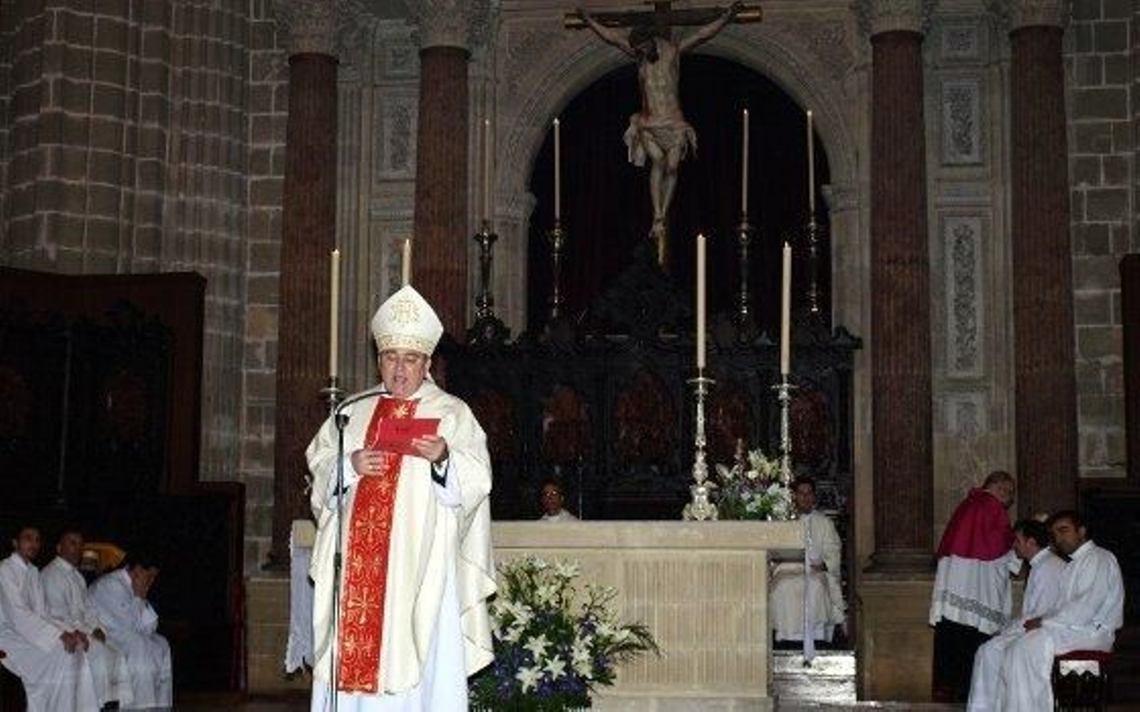 El obispo diocesano, José Mazuelos, presidió la misa pontifical en la Catedral, prácticamente llena para la ocasión  Foto: Juan Carlos Toro