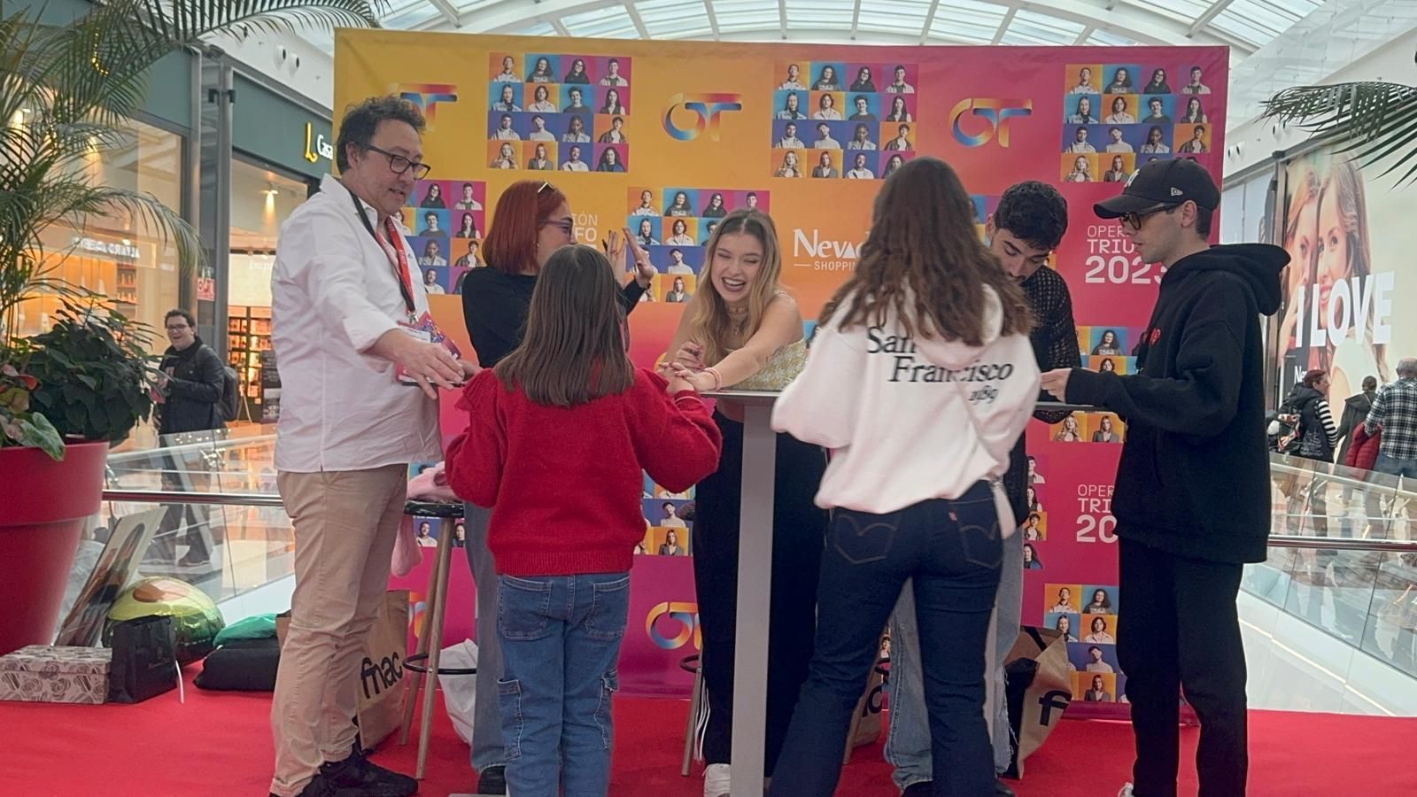 Firma de discos de concursantes de OT 2023 en el Nevada.