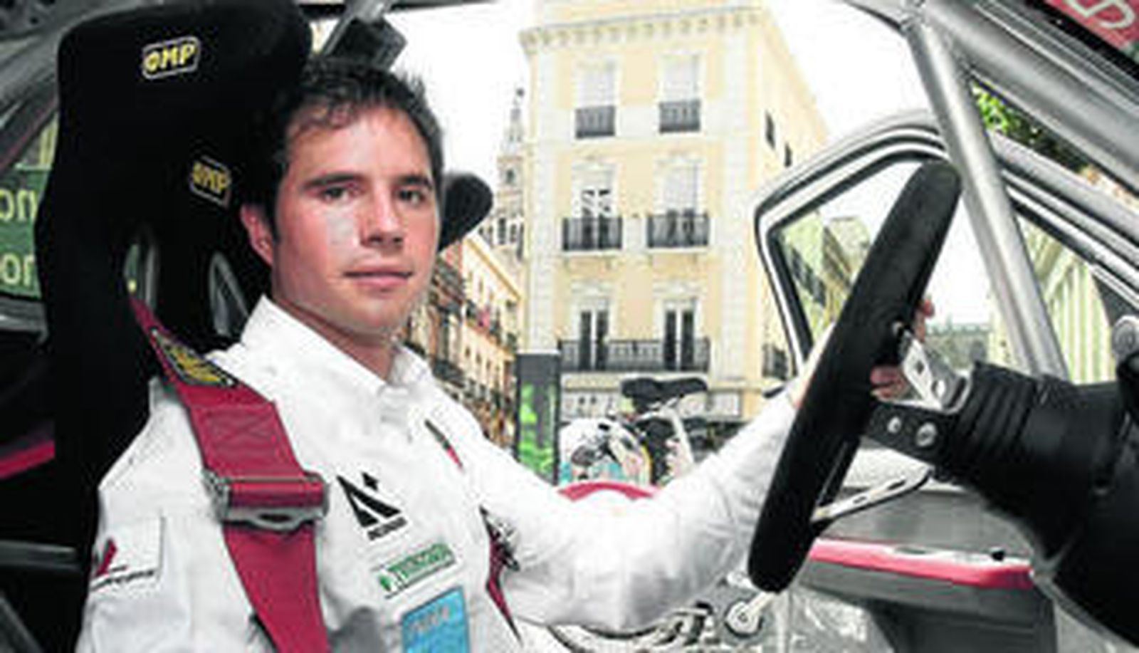 Alberto Bueno, al volante de su coche en la presentación que realizó en Sevilla el pasado mes de mayo.