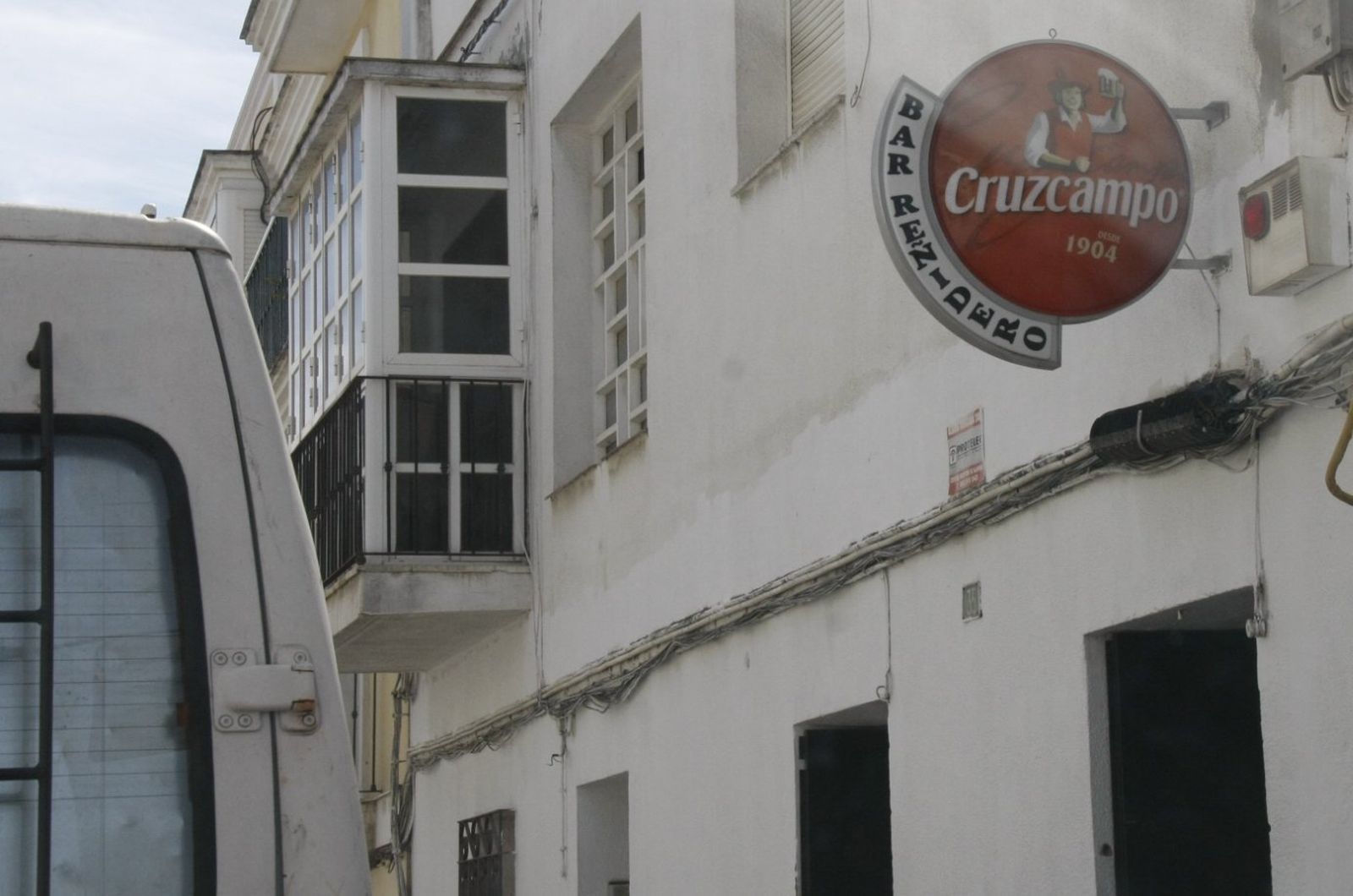 Cartel del bar en el que fue localizado el reñidero de gallos, en la calle Carmen Pérez Pascual de El Puerto.