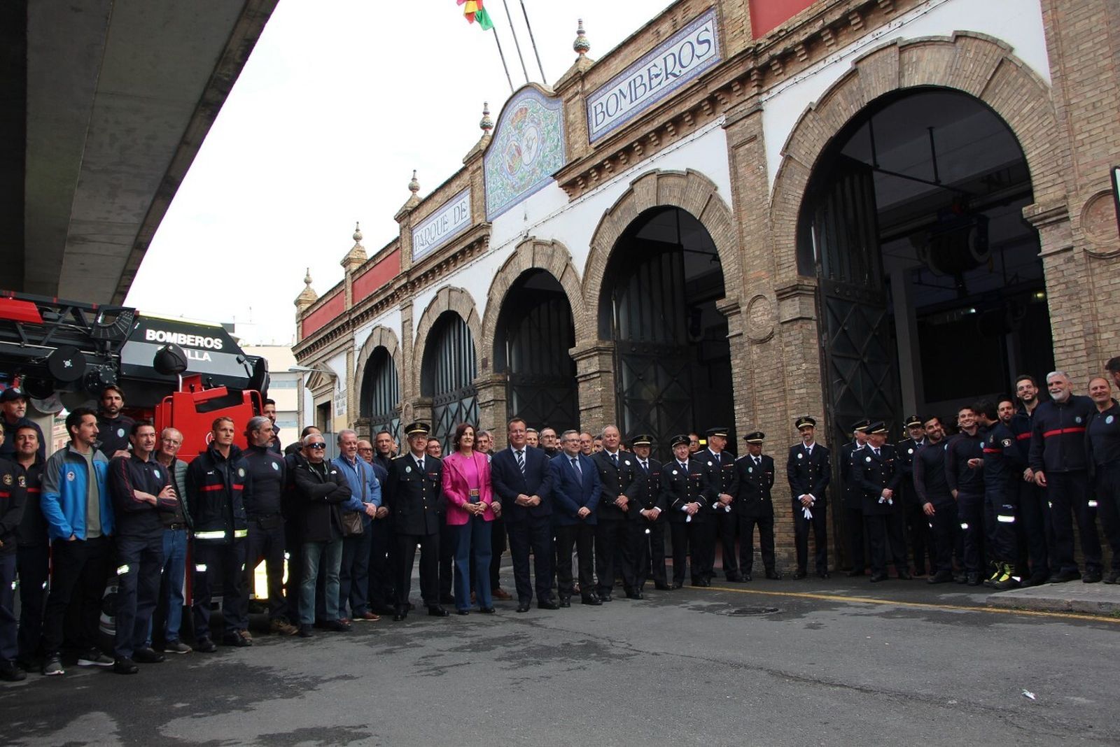 Cabrera posa con los bombero en el Parque de San Bernardo.