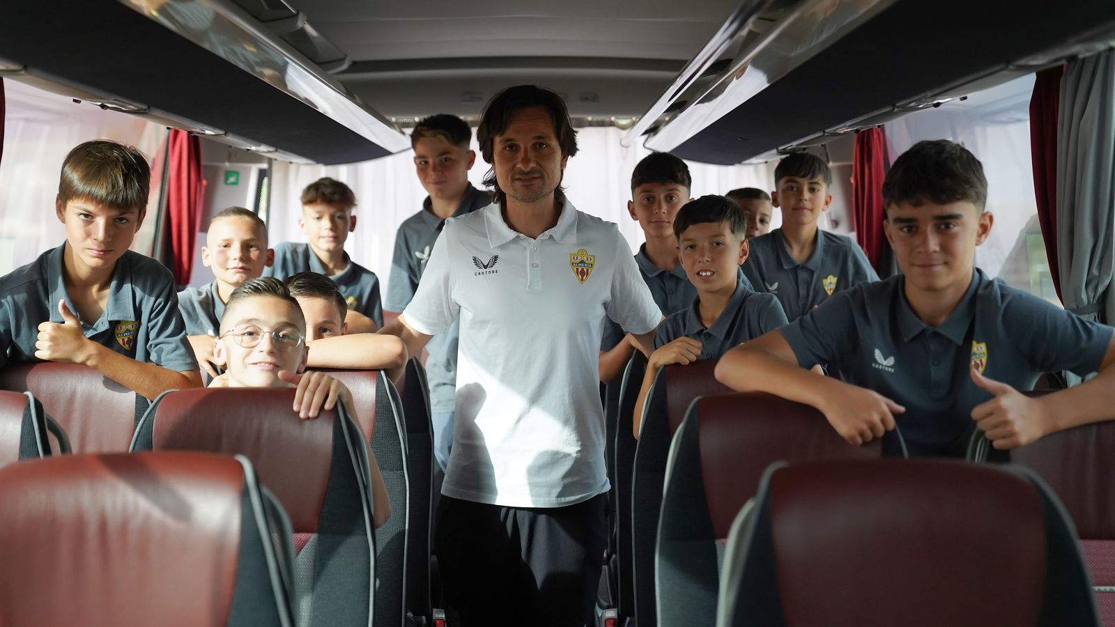 Ibán Andrés posa dentro del autobús junto a los alevines del conjunto rojiblanco.