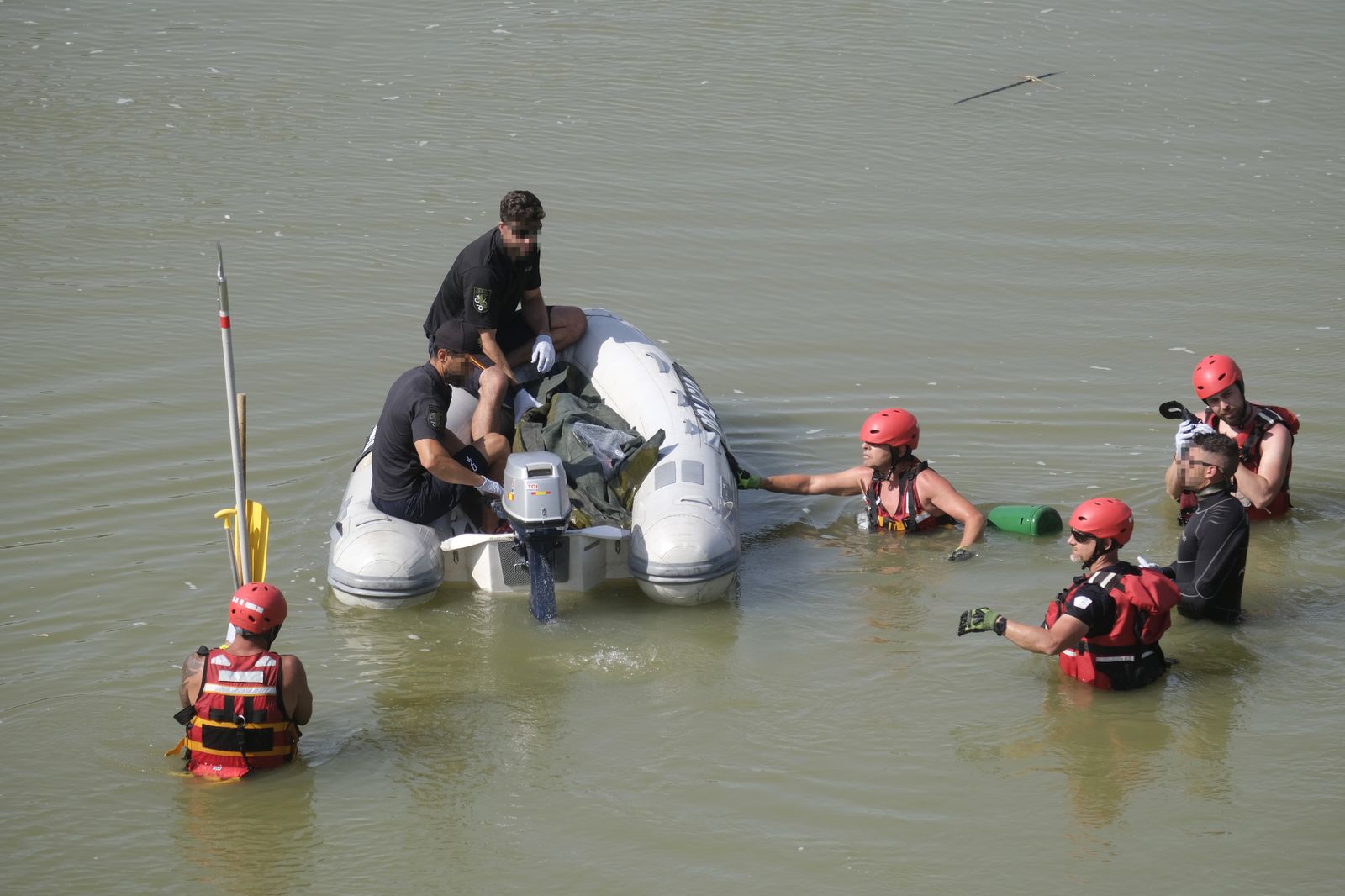 Así ha sido el rescate del cuerpo del joven ahogado en el Guadalquivir