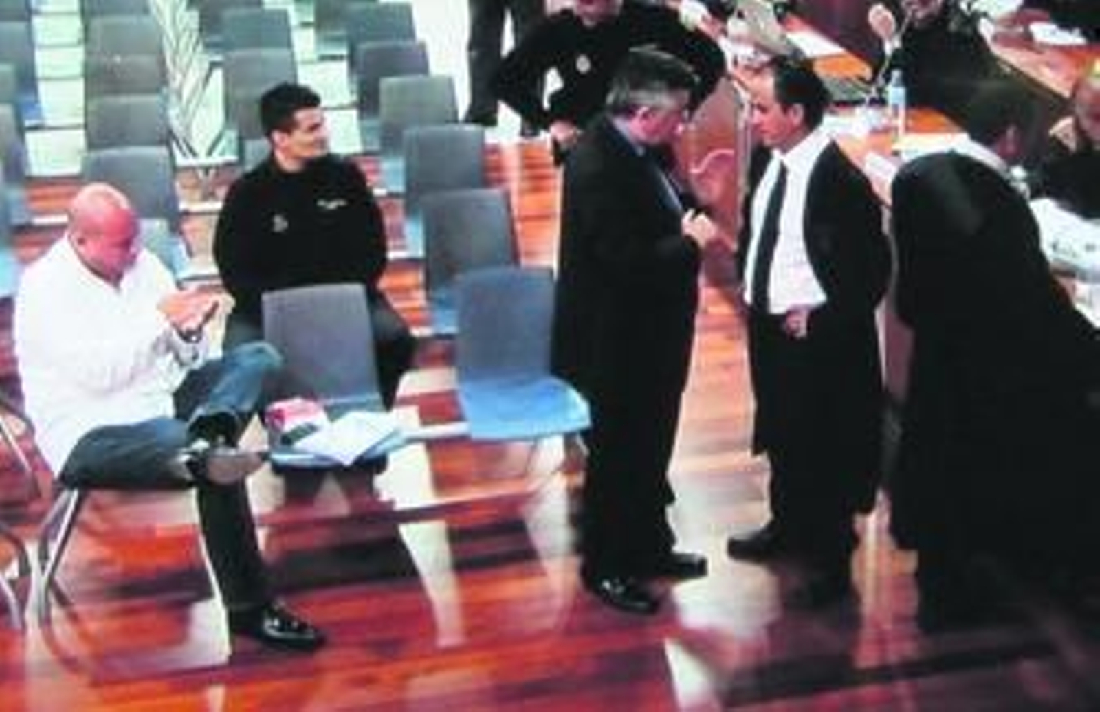 Juan Antonio Roca conversa con el también procesado Salvador Gardoqui, acusado de gestionar su contabilidad B.