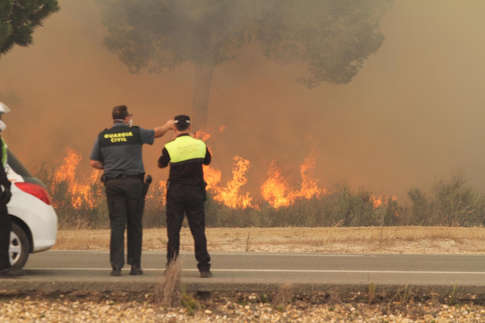 Las imágenes del incendio en Moguer y Mazagón