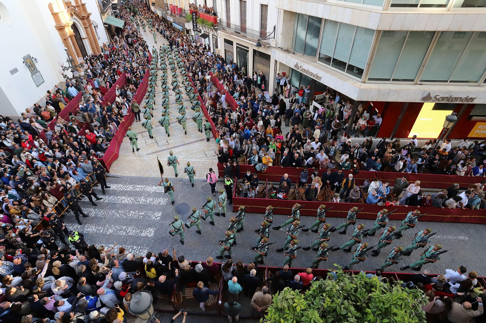 La Legión acompaña al Cristo de la Vera+Cruz en su procesión por Huelva, en imágenes