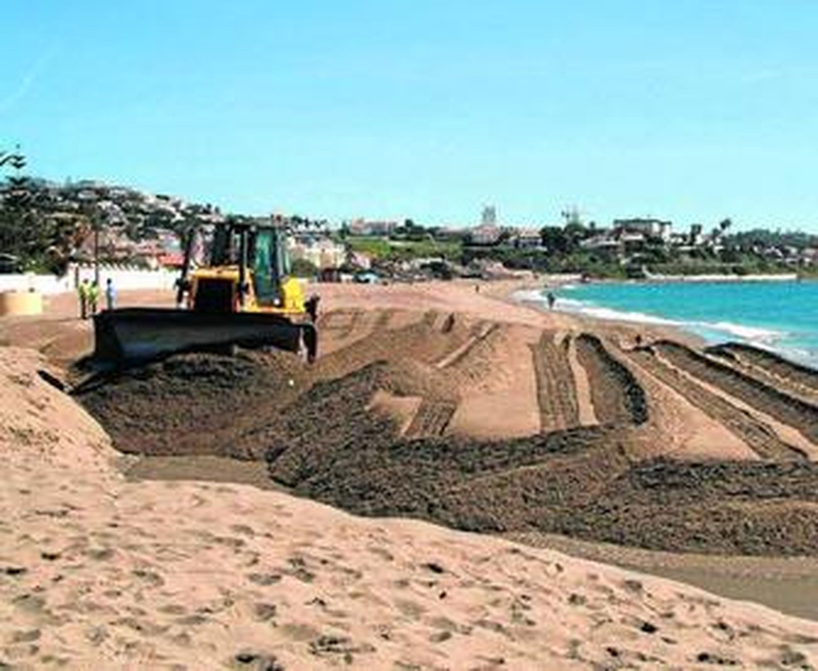Una máquina empezó ayer a regenerar la playa de la Cala de Mijas.