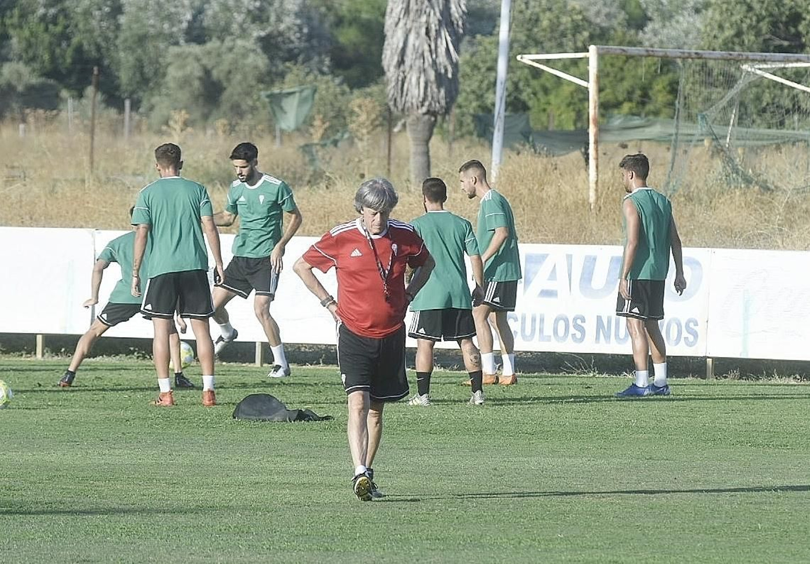 Enrique Martín, pensativo, durante un entrenamiento en la Ciudad Deportiva. Enrique Martín, pensativo, durante un entrenamiento en la Ciudad Deportiva.