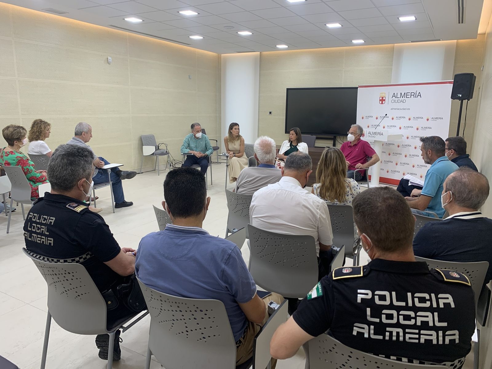 La concejal de Urbanismo ha acordado con vecinos y comerciantes la nueva fecha de las obras