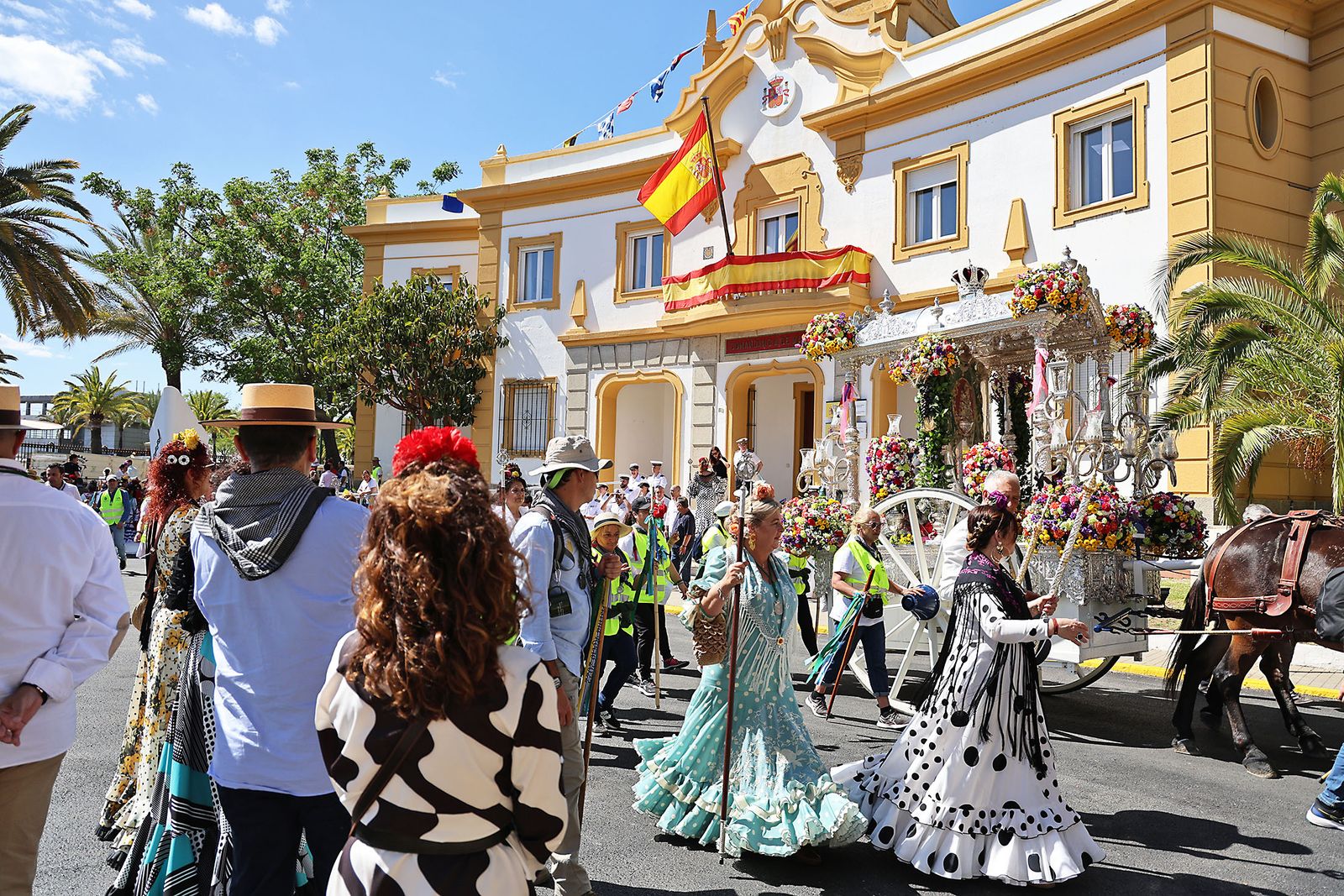 Imágenes de la Hermandad del Rocío de Punta Umbría a su paso por Huelva