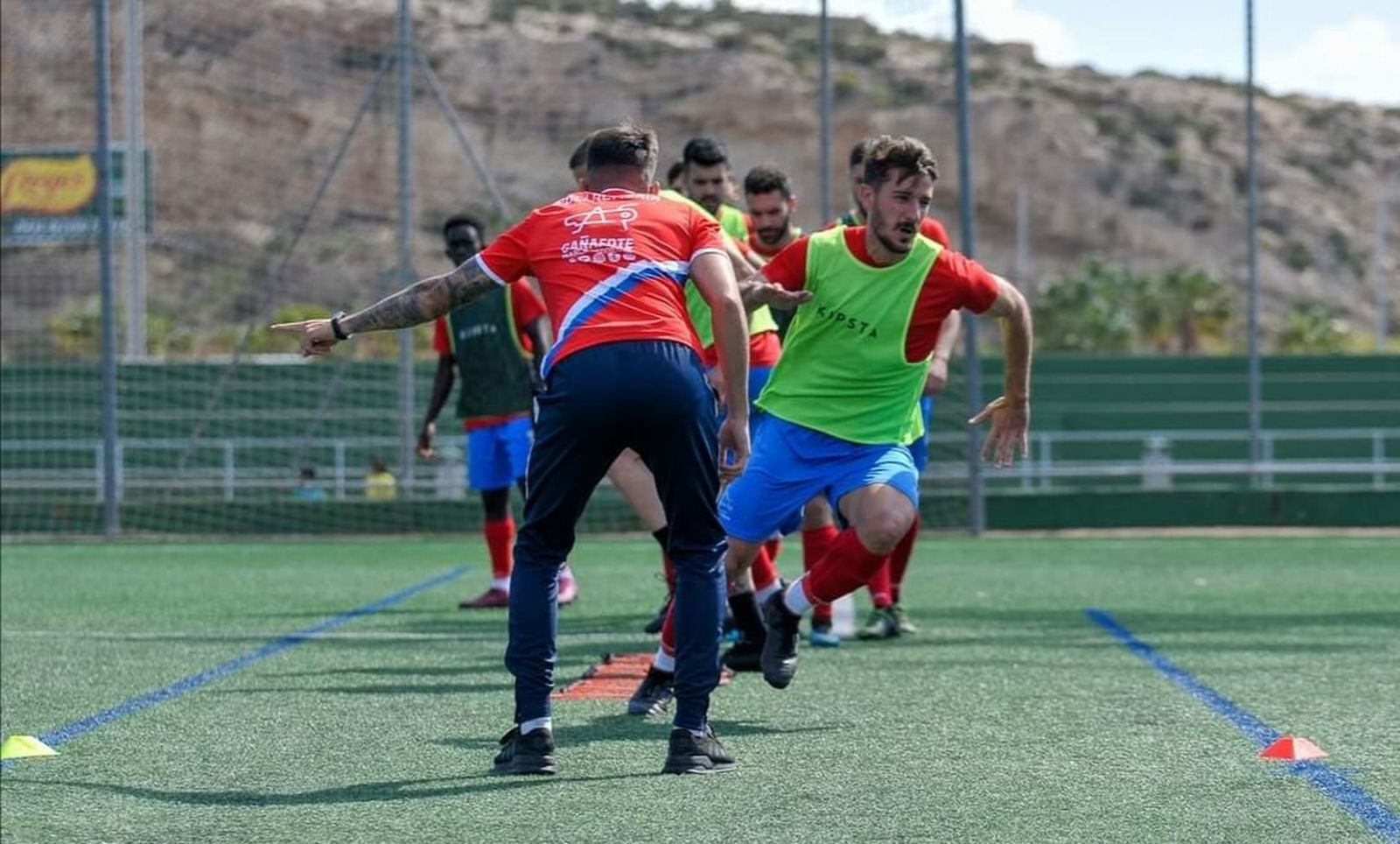 Jugadores del Poli Almería en el calentamiento previo de un partido en Los Ángeles.