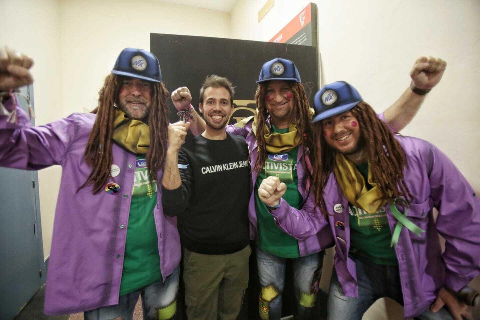 Selu Nieto con otros componentes de la chirigota en camerinos.