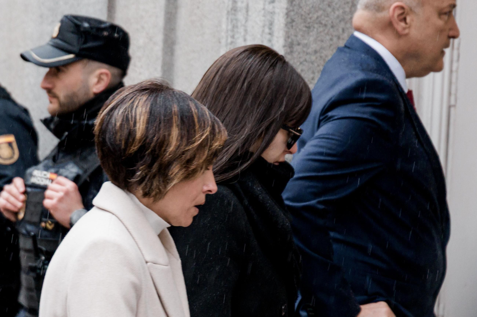 Jessica Rodríguez (en el centro), ex pareja del ex ministro Ábalos.