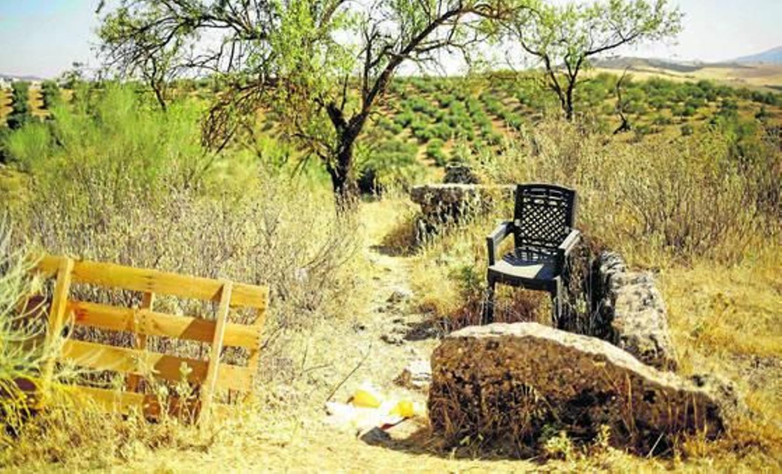 Restos de basura depositados sobre uno de los dólmenes que pueden observarse sobre el terreno.