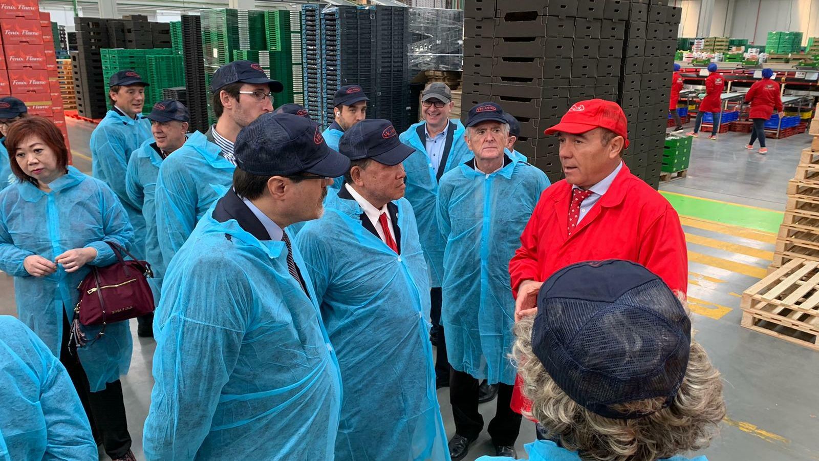 La comitiva, durante su visita a Vicasol.