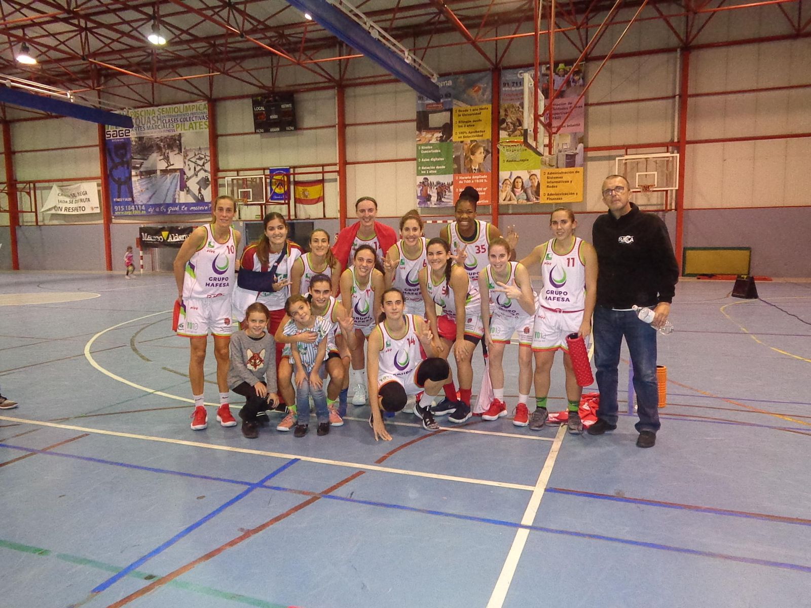 Las jugadoras del Raca festejaron el triunfo al final del partido