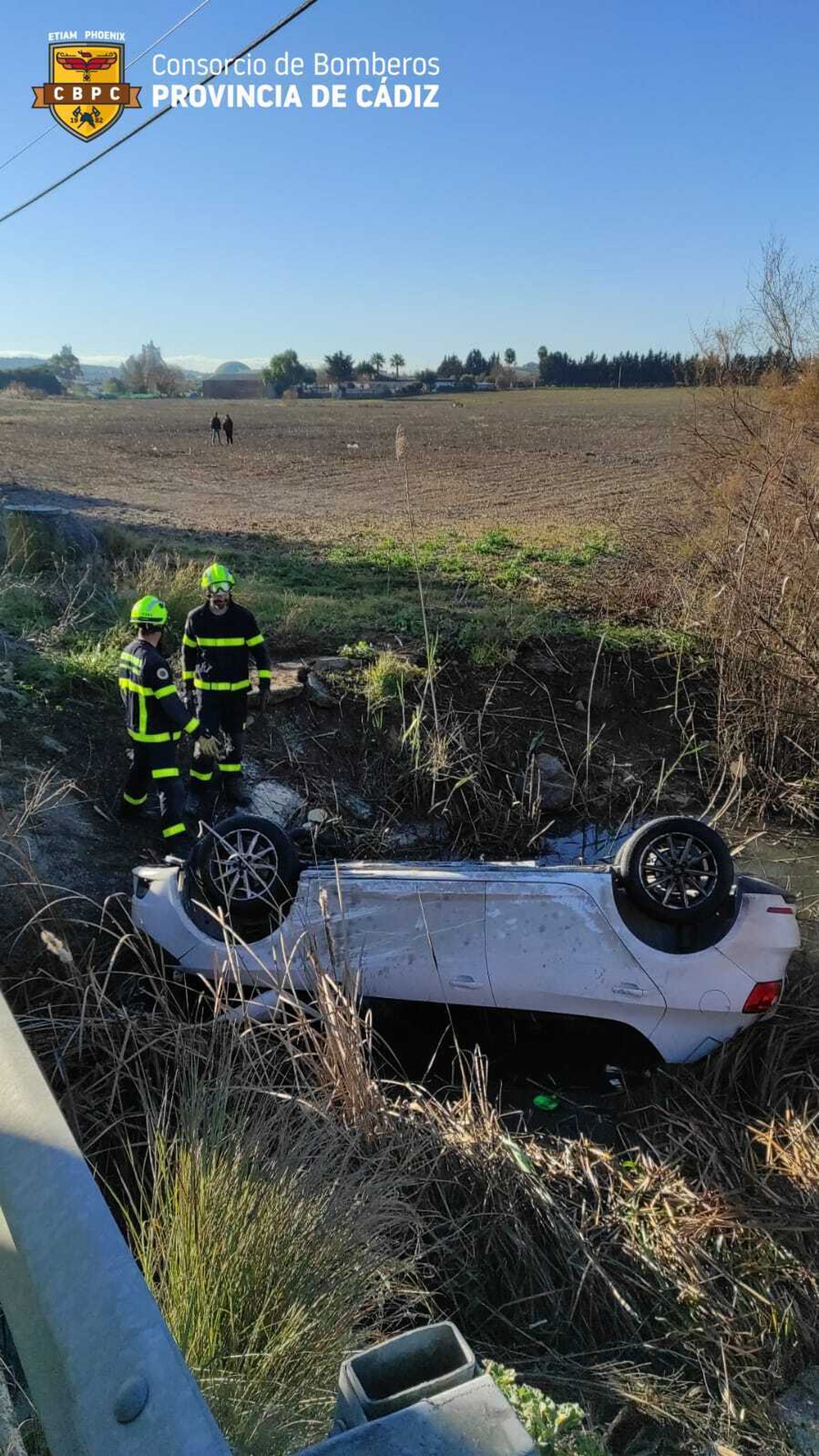 Bomberos en el lugar del accidente de tráfico saldado con un fallecido.
