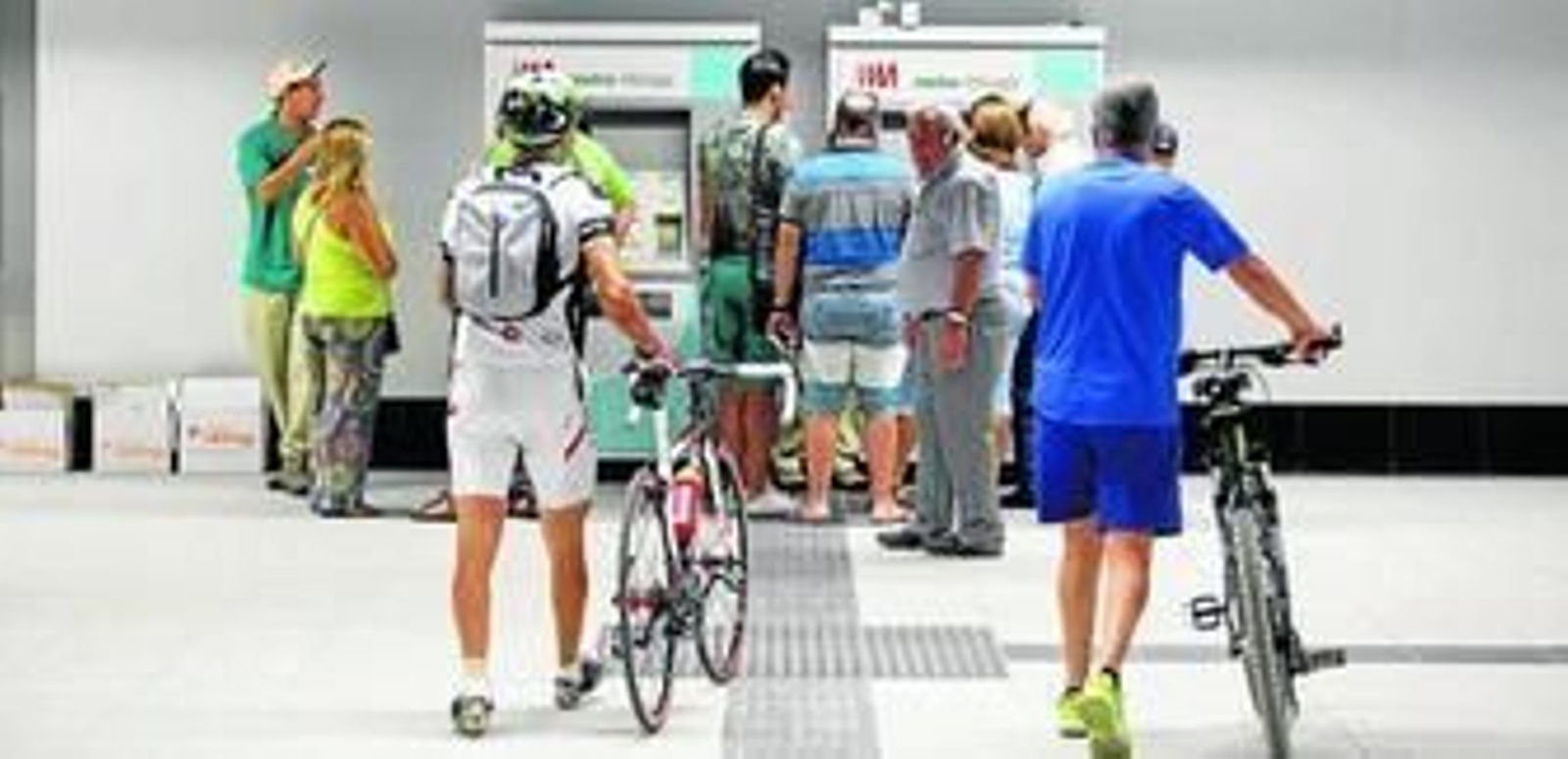 Varios usuarios del Metro de Málaga.